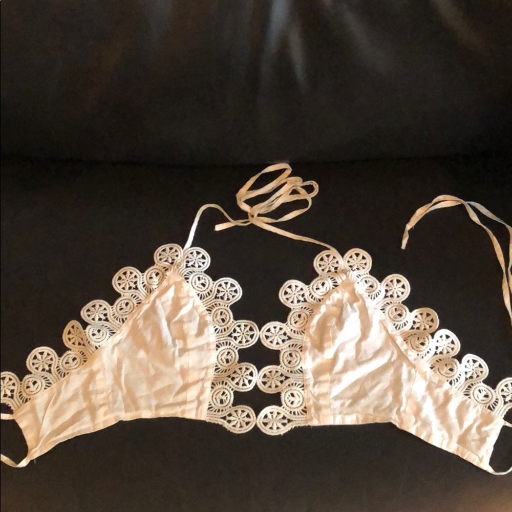 🚨 Embroidered Crop Top 🚨